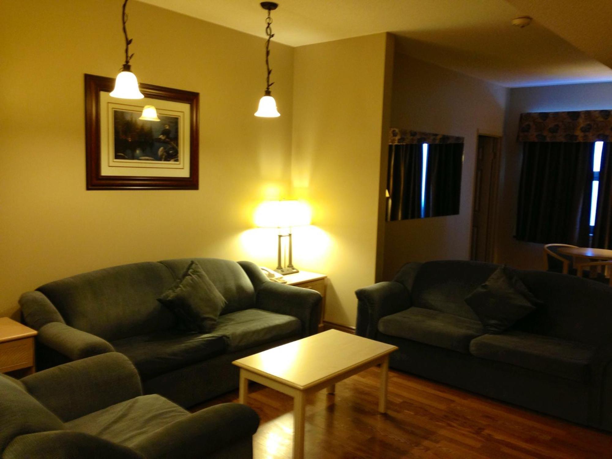 Petawawa River Inn & Suites 외부 사진