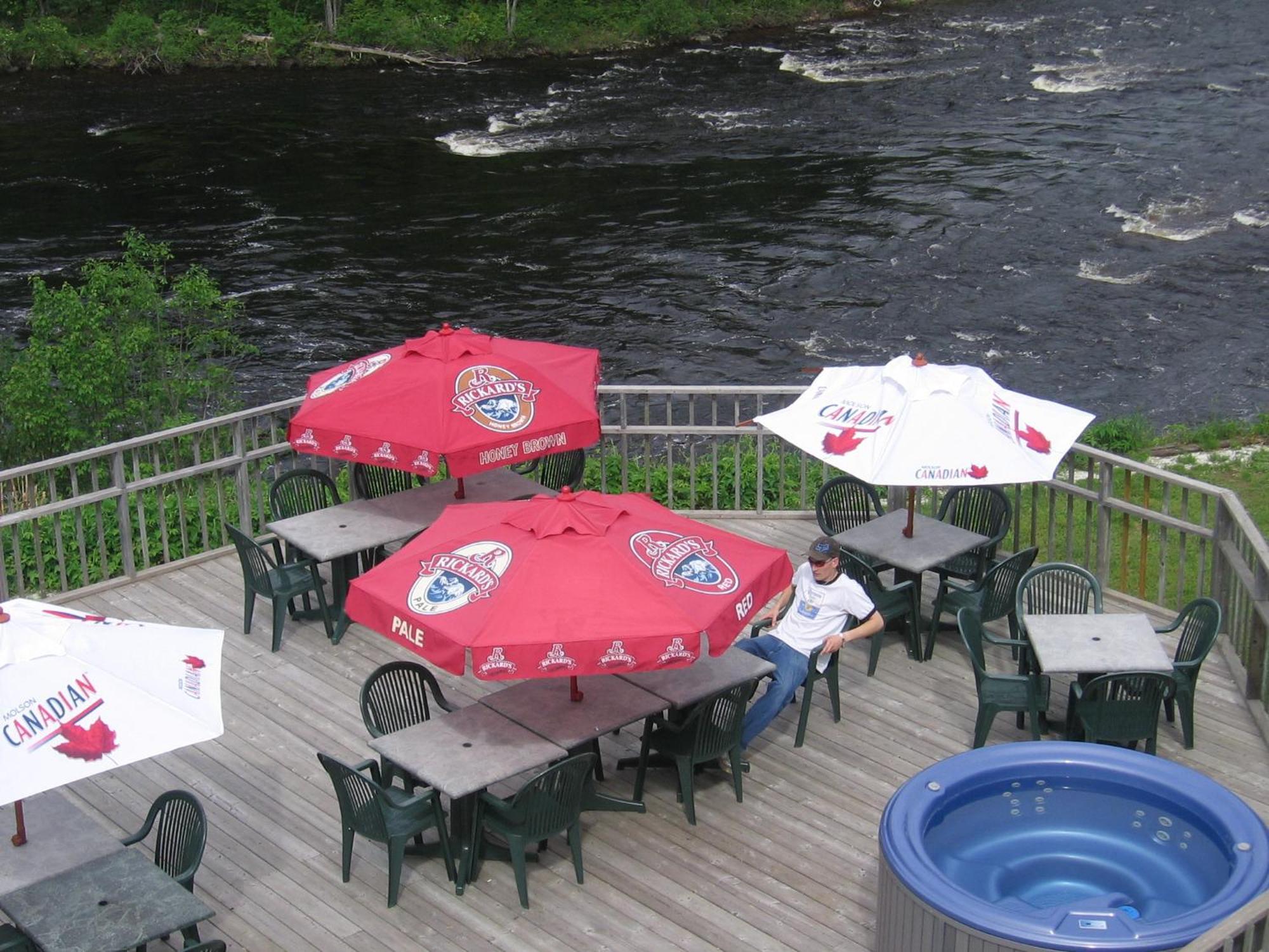 Petawawa River Inn & Suites 외부 사진