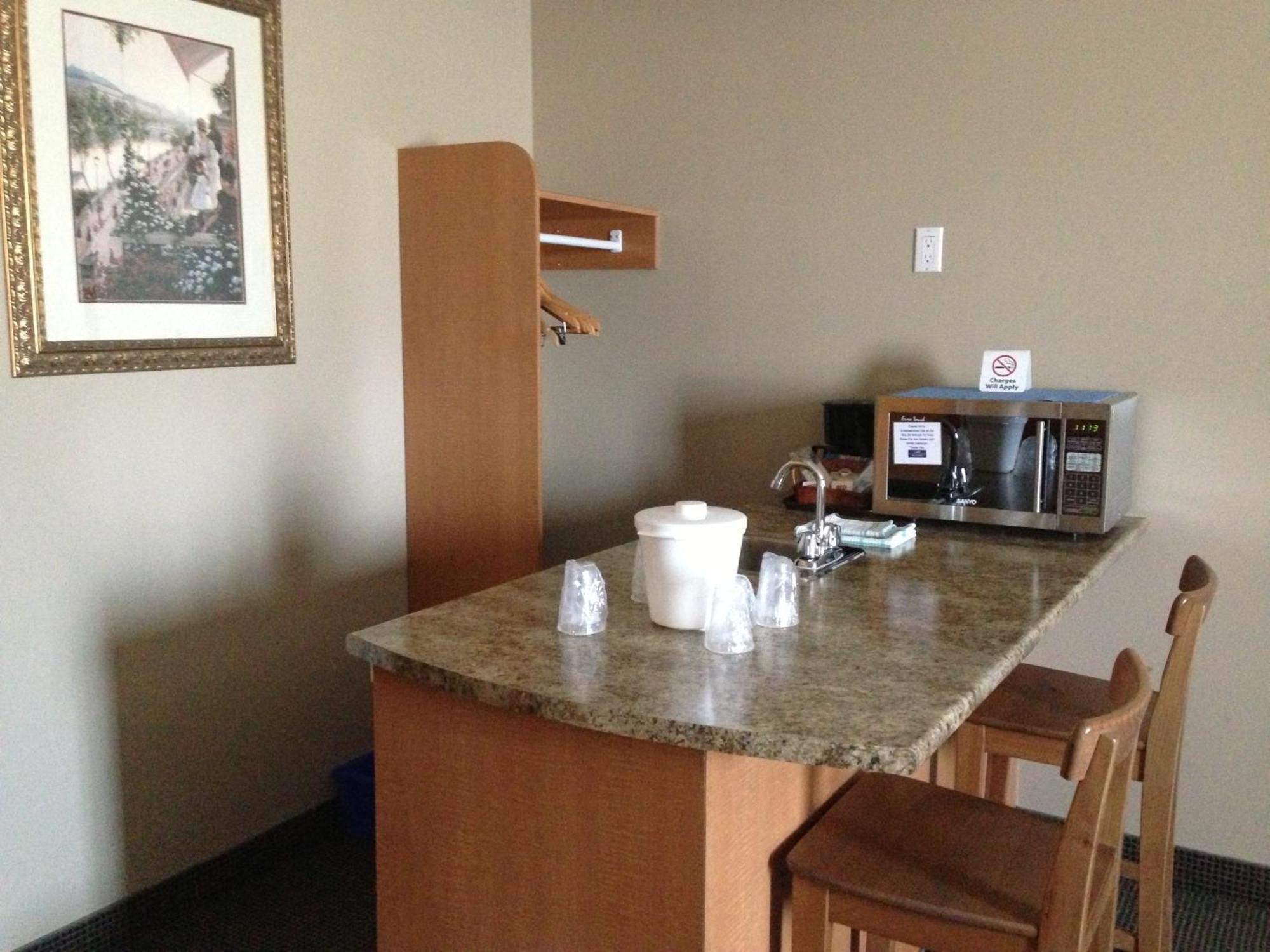 Petawawa River Inn & Suites 외부 사진
