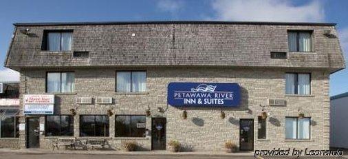 Petawawa River Inn & Suites 외부 사진